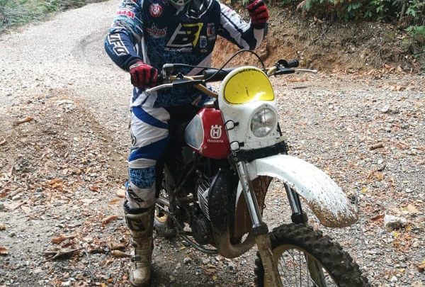 Il trialista Alessandro Merlo al via della FIM Enduro Vintage Trophy dell’Isola d’Elba