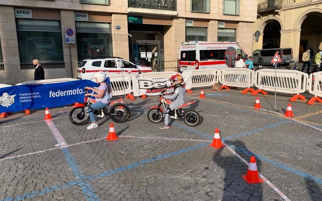 Educazione stradale per bambini con moto da trial in occasione della Festa di Santa Croce a Tortona