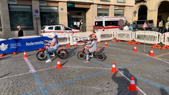 Educazione stradale per bambini con moto da trial in occasione della Festa di Santa Croce a Tortona