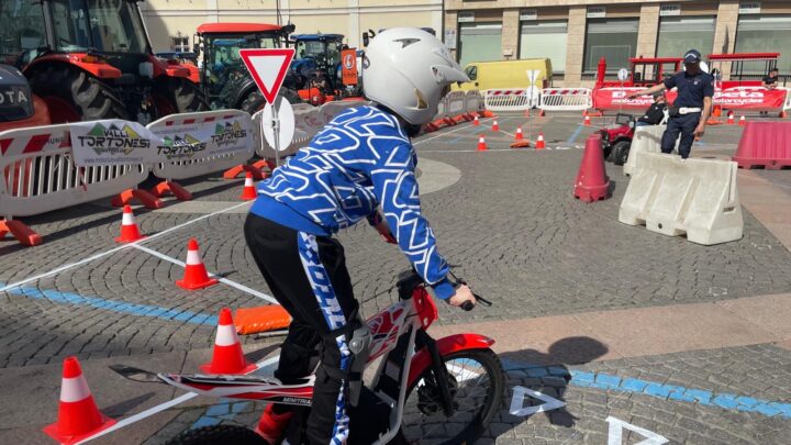 Educazione stradale con moto da trial in occasione della Festa di Santa Croce a Tortona